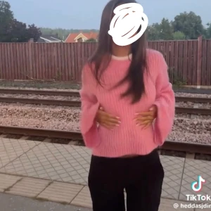 Rosa stickad tröja från Gina  - Säljer denna stickade tröja i verkligen fin rosa färg med långa ärmar och slits från GinaTricot. Använd 1 gång, alltså i helt nytt skick. Kunde inte hitta den på hemsidan då den inte säljs längre. Nypriset var mellan 349-400 kr 💗 