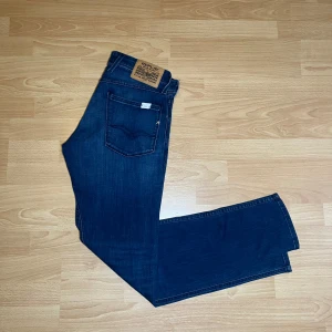 HELT NYA REPLAY JEANS - Helt nya replay anbass. Storleken är 31/34 men passar 31/32. Riktigt snygga jeans och passar både till fest och vardag. Rabatt vid köp av flera grejer eller 10% om du följer mig på TikTok. Hör av dig vid minsta lilla fråga!🤩