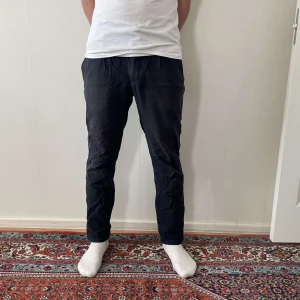Svarta kostymbyxor - Snygga kostymbyxor med normal passform och midwaist. Perfekta för en stilren look. Perfekta till balen om man själv köper överdelen. Köpte för 999kr 