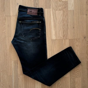G-star jeans - Säljer ett fint par g-star jeans i storlek w33 L34. Jeansen är i en fin mörkblå färg och i bra skick. Ända problemet är ett litet hål vid gylfen, men de kan enkelt lagas. Hojta till om du har några andra funderingar !