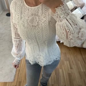 Blus - Jätte fin blus/tröja med blommiga detaljer inför sommar🤍 