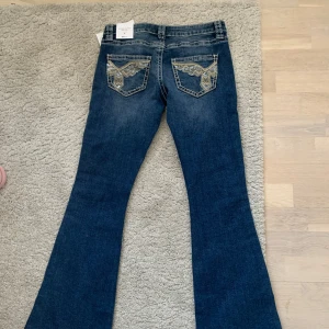 NYA Gina tricot 14+ jeans - INTEESSEKOLL Jeans från Gina trixiga nya kollektion 14+ Lågmidjade Bootcut! Mycket fin design på fickorna 💞 