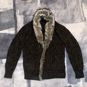 Italiensk stickad cardigan med päls  - Riktigt fet och unik stickad cardigan med päls som är extremt varm och skön. Helt perfekt passform. Storlek S. 
