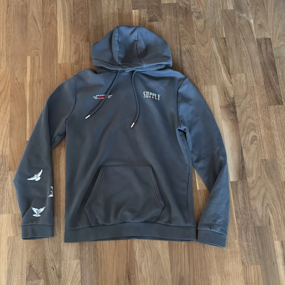 Tjena! Säljer nu denna feta supply and demand hoodie. Den är knappt använd och skicket är som nytt. Tveka inte på att ställa minsta frågan🙌🏼🙌🏼 Pris är ej hugget i sten!!!. Hupparit & Collegepaidat.