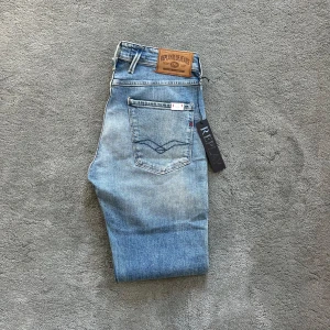 Helt nya replay jeans  - Replay jeans | Skick 10/10 | Size - 31/32 | Fraktar via postNord eller instabox på köparens bekostnad | Hör av dig vid minsta frågor eller funderingar // LuxeCloset