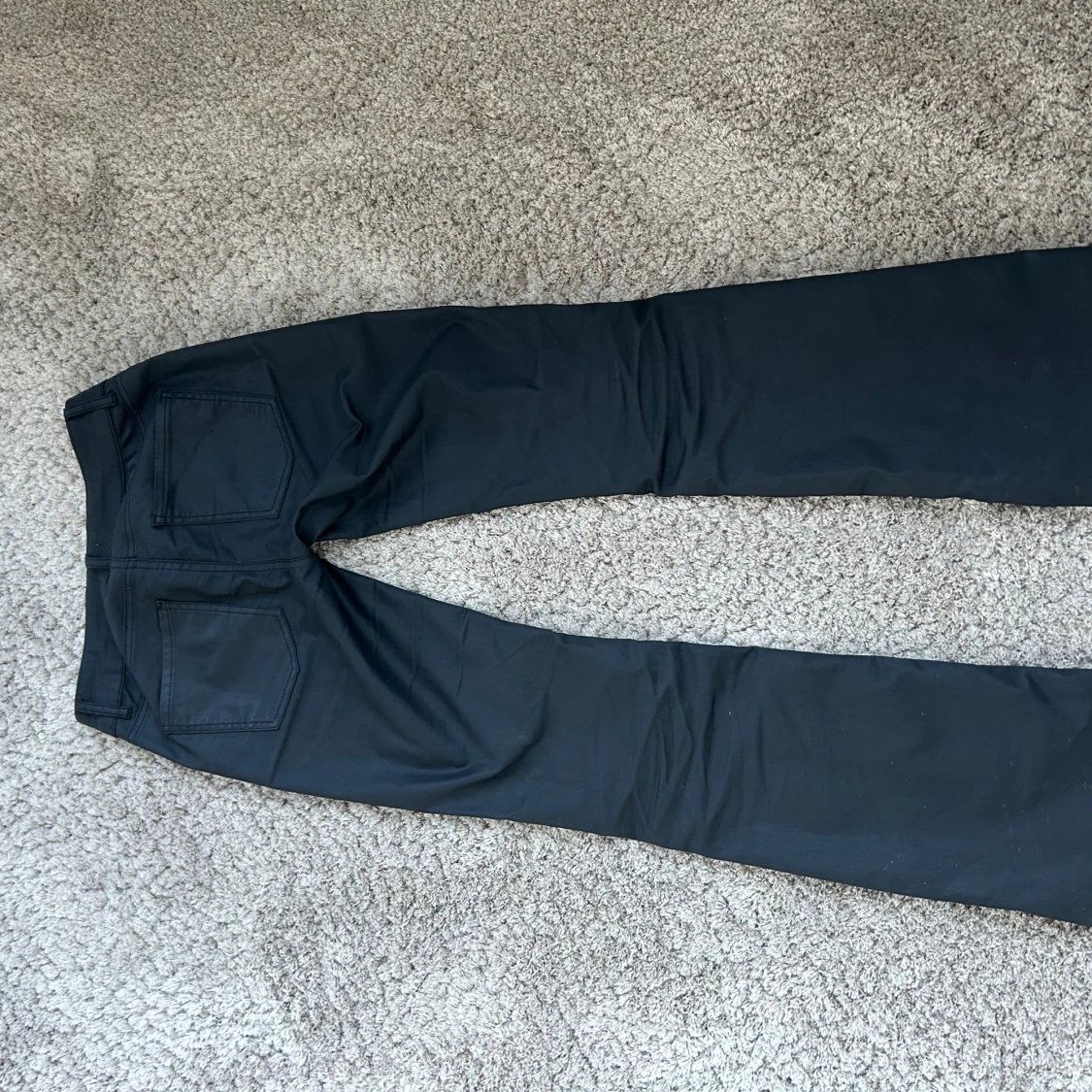 Svarta fakeskinn byxor med fickdetaljer - 2