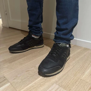 Valentino rockrunners  - Säljer ett par Valentino Rockrunner i fint skick. Perfekt nu inför våren och sommaren. Kan gå ner i pris vid snabb affär!