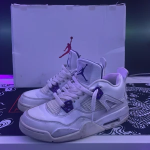 Jordan 4s metallic purple - Säljer mina skor nu för att spara upp till annat. Köpte skorna för nypris 5000kr men skorna är väldigt använda så vid snabbt köp kan jag sänka priset.