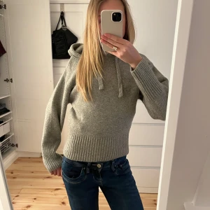 Grå stickad hoodie - superfin grå stickad hoodie från zara, nästan aldrig använd och jättebra skick!💖💖