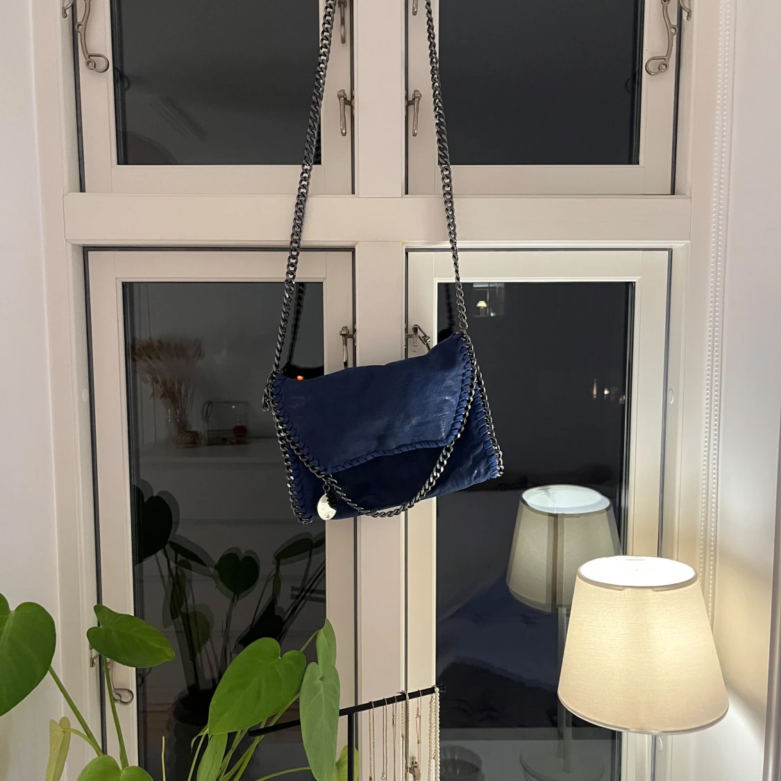 Blå axelväska med kedjedetaljer - 2