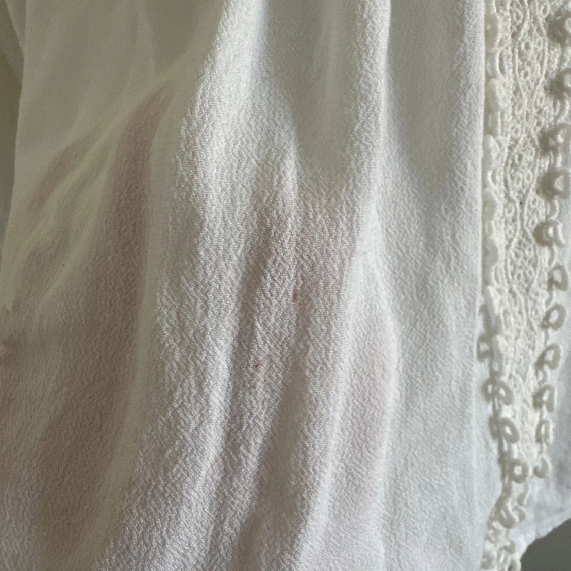 Vit blus med spetsdetaljer - 1