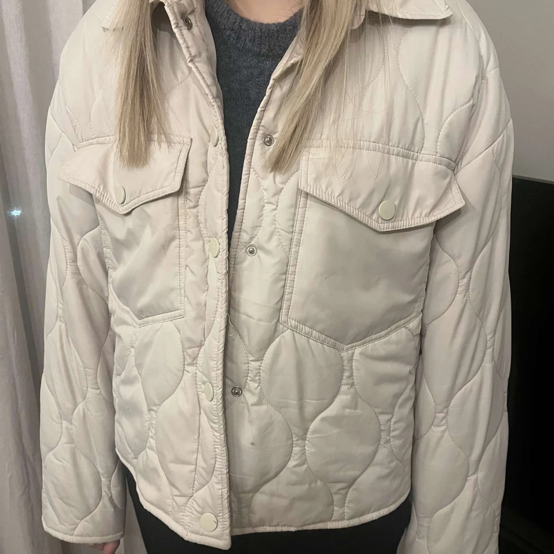 Beige quiltad jacka med knappar - 1