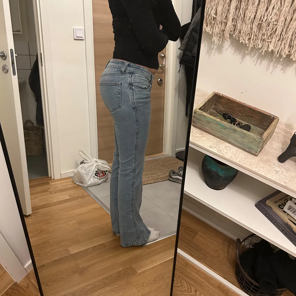 Snygga ljusblå bootcut jeans med en klassisk femficksdesign. De har en låg midja och en bekväm passform som framhäver figuren. Perfekta för en avslappnad stil. Stl S/ full length . Farkut & Housut.