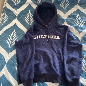 Tommy Hilfiger Hoodie - Den har tyvärr krympt på ägaren och är anledningen till varför den säljs! Snabb affär= Billigare