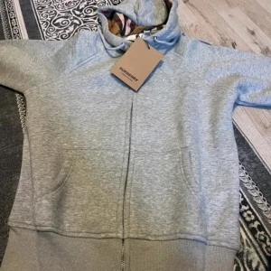 Burberry zip up  - En grå Burberry zip up som är helt ny.