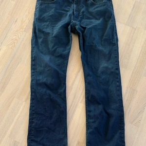 Mörkblå Levi's jeans 506 👌🏽 - Snygga Levi's jeans i mörkblå färg. De har en rak passform och är något slitna nertill. Sitter otroligt bra, tyvärr passar inte storleken längre. 
