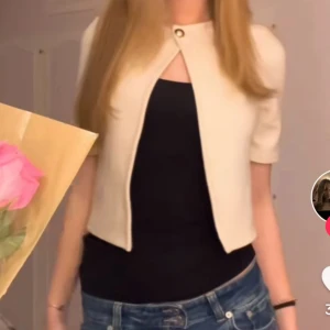 Beige topp från Gina💕 - Snygg beige topp från Gina med kort ärm och en guld knapp framtill. Perfekt för en stilren look. Passar bra till både jeans och kjol. Endast använd en gång💕slutsåld på hemsidan, och passar mig som vanligtvis har s