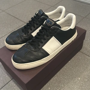 Valentino flycrew  - Säljer mina valentino pga för små, allt ingår, tre nitar har lossnat har en som medföljer överlag bra skick 