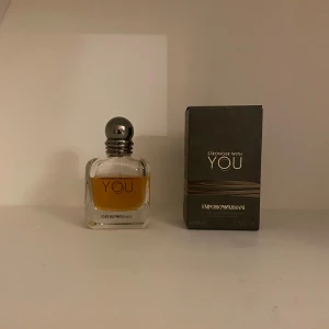 Stronger With You Emporio Armani parfym - Säljer en parfymflaska av Stronger With You från Emporio Armani. Doften är varm och inbjudande, perfekt för bl.a vintern och utekvällar.