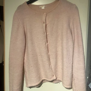 Ljusrosa stickad kofta  - Supermysig ljusrosa stickad kofta från Gina Tricot med rund hals och knappar framtill. Perfekt nu till hösten/ vintern att slänga på sig när det är lite kyligt ute. Använd fåtal gånger och färgen är lite mer rosa i verkligheten 