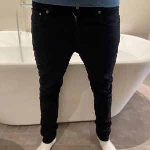 Svarta jeans från Nudie - Säljer dessa riktigt snygga jeansen från nudie i modellen lean Dean| Jeansen är endast använda en gång och är därför i nytt skick| Nypris: 1499kr, (vårat pris: 549kr)| Hör av dig vid minsta lilla fundering 👍🏼