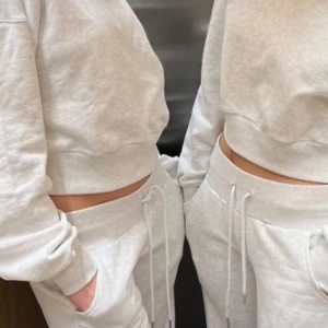 Alobha lågmidjade mjukisbyxor  - Lågmidjade mjukisbyxor från Alobha i storlek XS. De är i fint skick men har lite slitage längst ned på ena benet som inte märks av när man har på sig dem.