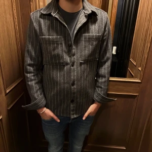 Grå Overshirt Jacka - Grå overshirt jacka, snygg passform och skönt material! Hör av er vid frågor. Storlek S men passar allt från S-M. 