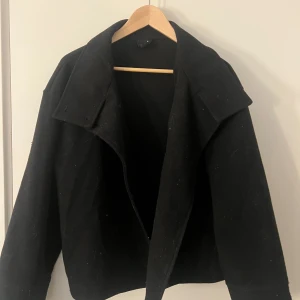 Svart kappa  - Snygg svart kappa med knappar storlek m från Ginatricot 