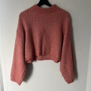 Stickad tröja Gina Tricot - Säljer en snygg croppad stickad tröja från Gina Tricot. Perfekt nu till hösten med en lite varmare tröja. Storlek xxs men passar även bra för någon som har xs. 