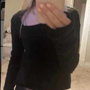 Le ger stickad tröja😚 - Säljer min Le ger stickade tröja, sitter som en xs/s på mig❤️ endast använd 3 gånger❤️