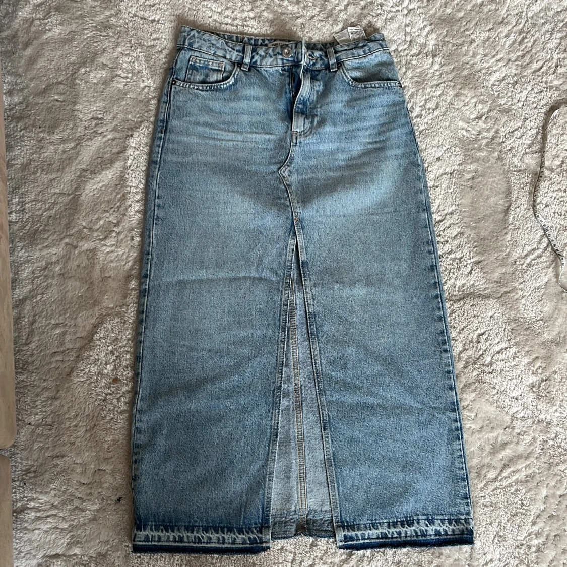 Lång jeanskjol med slits