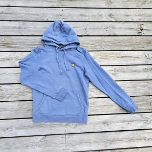 Lyle & Scott hoodie - Dammblå/blå lyle & Scott hoodie i storlek S (36), passar även XS (34) beroende på passform. Använd nå gånger men i fint skick. Mjuk och skön med klassisk design, passar alla kön!