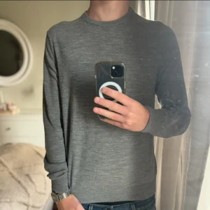 Grå Merinoull tröja från Uniqlo - Tja! Säljer nu denna riktigt populära merinoull tröja från Uniqlo i 100% merinoull! (Färg~grå) (Storlek M passar S också) Jag på bilden är 181! Nypris 499 mitt pris endast 199! Hör av er vid minsta lilla fundering😊