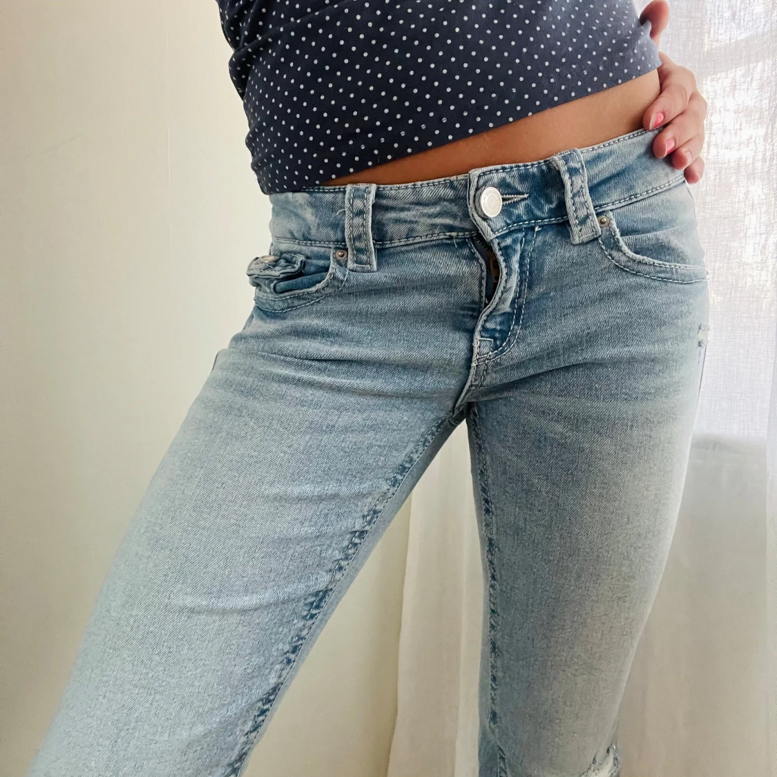 Ljusblå bootcut jeans från ginayoung i storlek 164