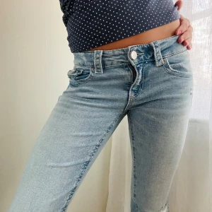 Ljusblå bootcut jeans från ginayoung i storlek 164 - Säljer ett par ljusblå bootcut jeans med snygga fickdetaljer bak och fram. Super sköna och snygga, perfekta till sommaren🩷skriv för frågor!