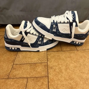 Louis Vuitton Trainer - Säljer ett par helt nya (endast testade) Louis Vuitton Trainers i marin blå/vit. Pris går alltid att diskuteras🤝