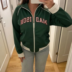 Kofta - Kofta från Soc i barnstrl XL, skulle säga att den är som en S i damstrl 💌 Överlag gott skick, dock fläckig på insidan av vänster ärmslut (se sista bilden), brukar vika upp ärmarna så att det inte syns, vilket jag gjort på övriga bilder!