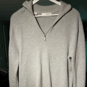 Grå stickad half zip-tröja Selected Homme - Grå 1/4 zip tröja med något textur som ska likna en stickning med små maskor. Selected homme. Passar mig som är 195 