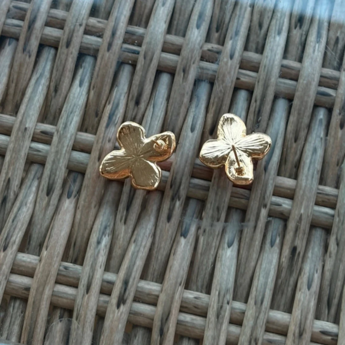 Blommiga örhängen i rosa och guld - 1