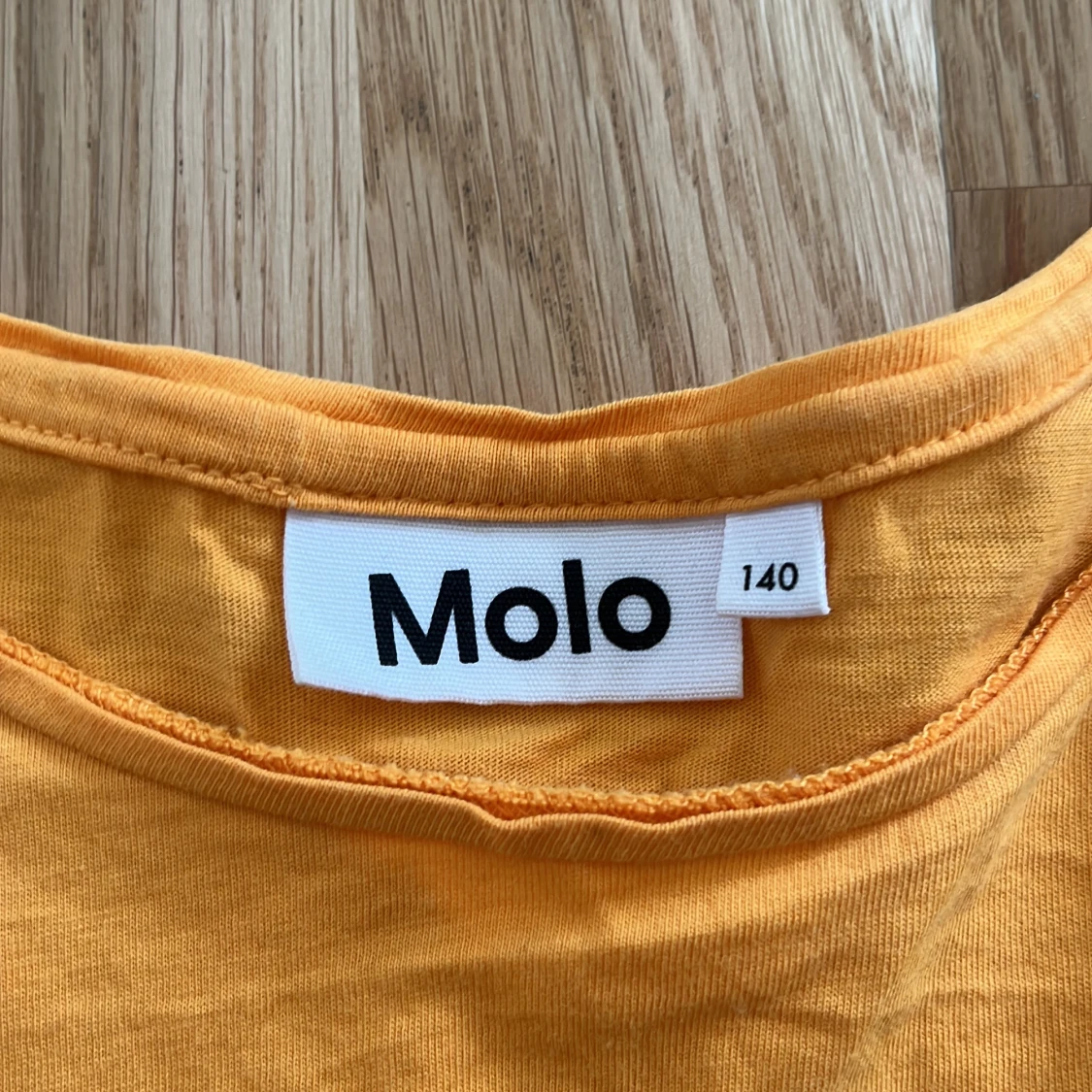 Gul t-shirt med insektstryck från Molo - 2