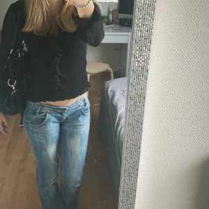 Lågmidjade Lee jeans  - Säljer ett par lågmidjade blå lee jeans i bra skick, inga hål eller liknande. Säljer då de inte kommer till använding. Storleken är w28 l33, passar mig som vanligtvis har S och är 165cm. Säljer för 600 kronor, pris kan diskuteras. Om många är intresserade blir det budgivning. 