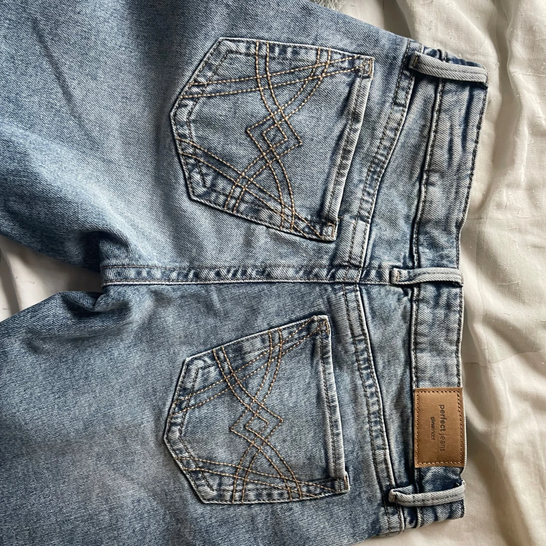 Ljusblå bootcut jeans från ginatricot  - 1