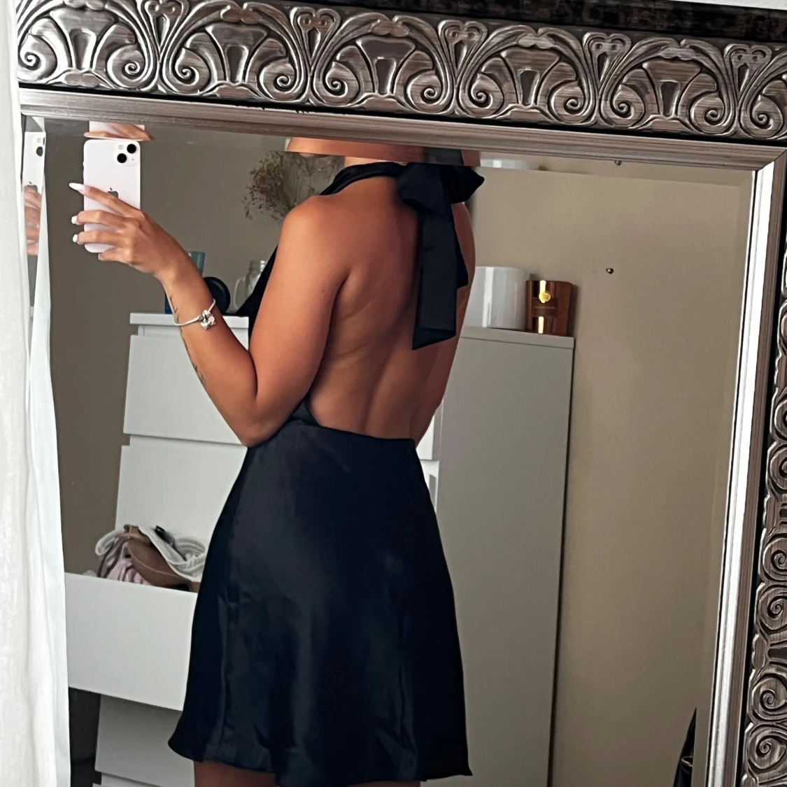 Satinklänning från Zara med öppen rygg - 2