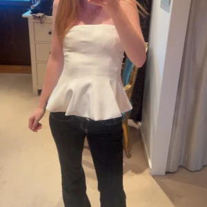 Vit Zara topp  - En snygg söt topp från Zara som aldrig är använd. De går ut längst ner vilket gör att man får fin figur, pris kan diskuteras❣️