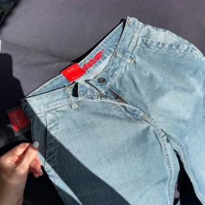 Ljusblå lågmidjade o bootcut jeans från Redstar W27 L32 - Jeans med bootcut och lågmidja. Super snygg färg på jeansen och subtila detaljer på fickorna. Bra lågmidja men tyvärr för små för mig i midjan, dock bra längd för mig som är runt 172 cm. 