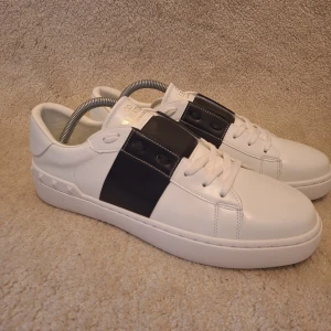 Valentino open - Helt nya Valentino opens med en het och trendig stil. Funkar till alla outfits. Skorna är storlek 43 men passar allt mellan 42 och 44. Fråga gärna om mer bilder, priset är inte hugget i sten.