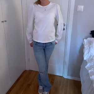 Långärmad vit tröja med puffiga ärmar! - En basic vit långärmad tröja med puffiga axlar. Väldigt sällan använd så bra skick! 💗