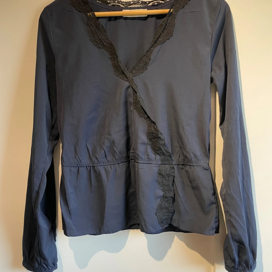 Mörkblå blus med spets från Abercrombie