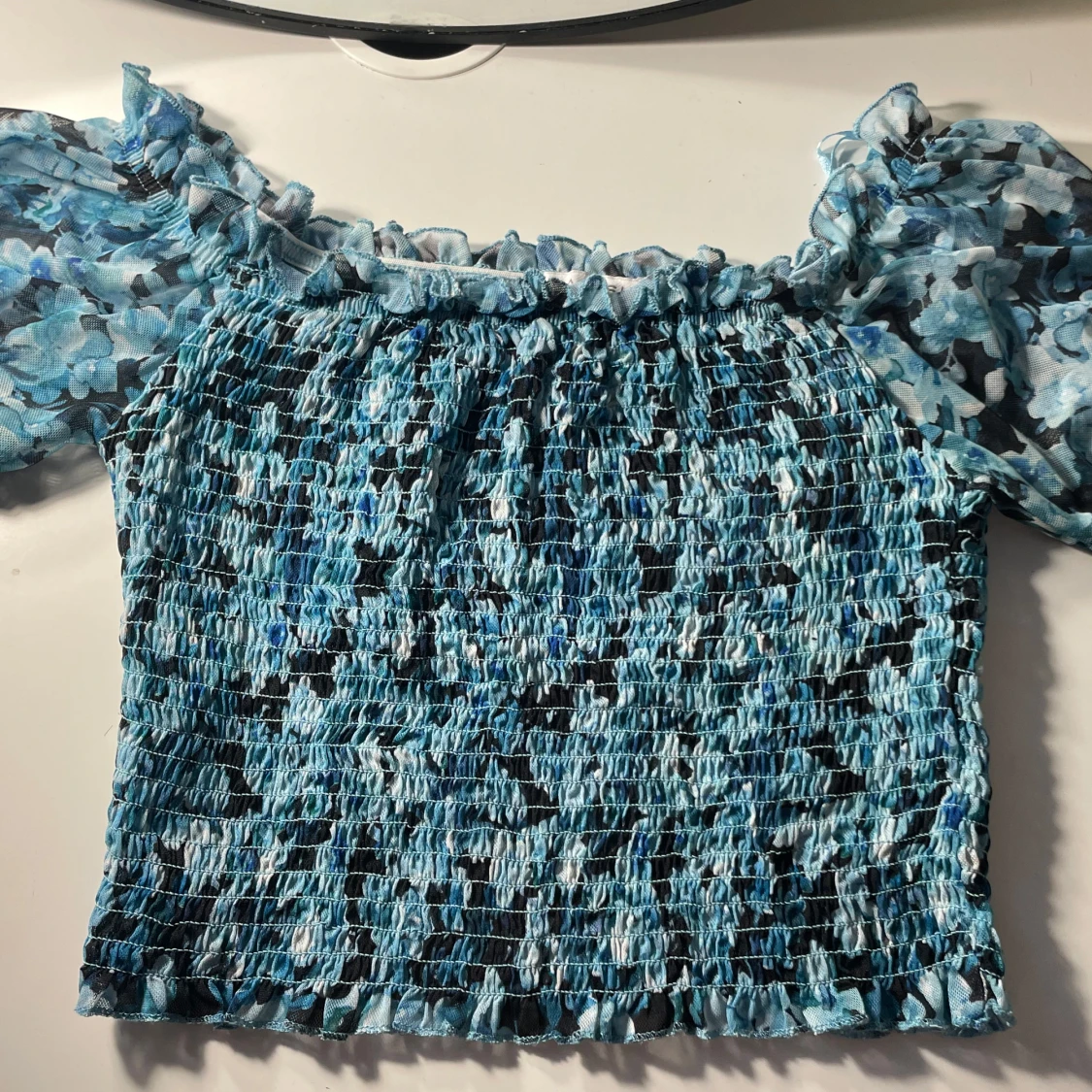 Blommig blå croppad tröja 