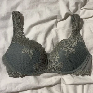 Grön bh från intimissimi - Supersnygg grön bh från intimissimi. Storlek 80C den är aldrig använd utan bara testad. Säljer då den var lite för liten. Skulle kanske säga att den är lite grön/grå men färgen är väldigt fin!